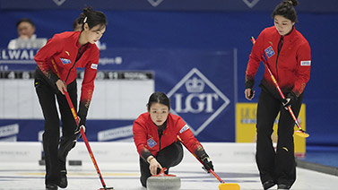 受伤的彭啸进入战上海U20的替补席，此前球员遭遇韧带损伤